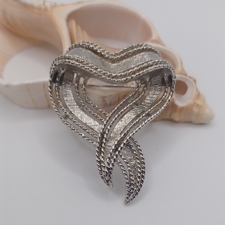 Lisner Silver Tone Ribbon Heart-Shaped Brooch